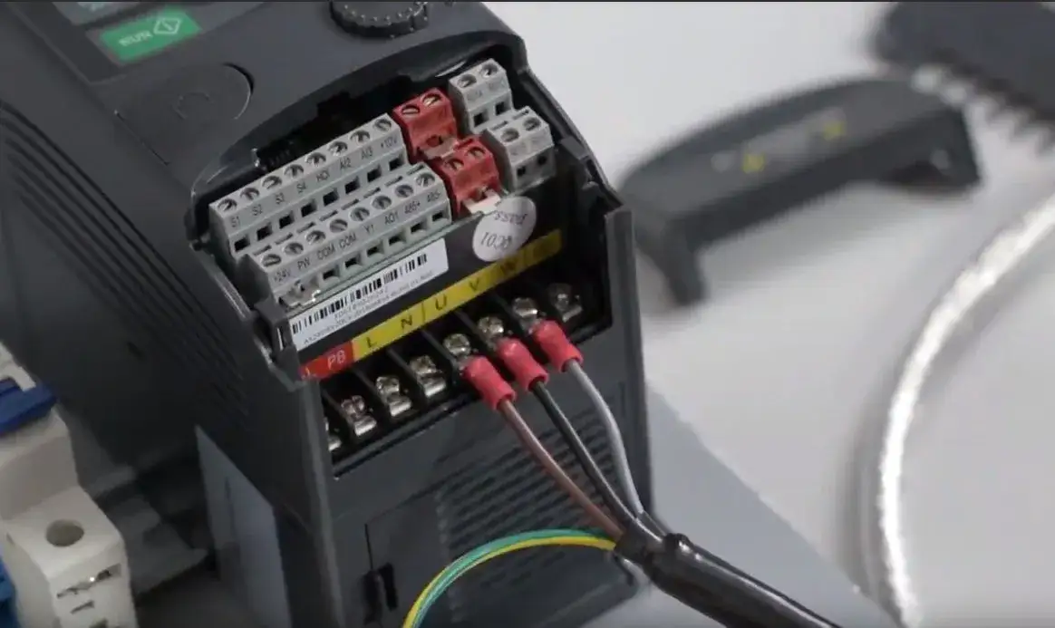 Jak podłączyć falownik do silnika 3 fazowego bez zbędnych błędów