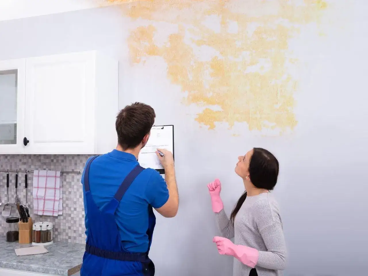 Zalane mieszkanie przez sąsiada? Krok po kroku do odszkodowania!