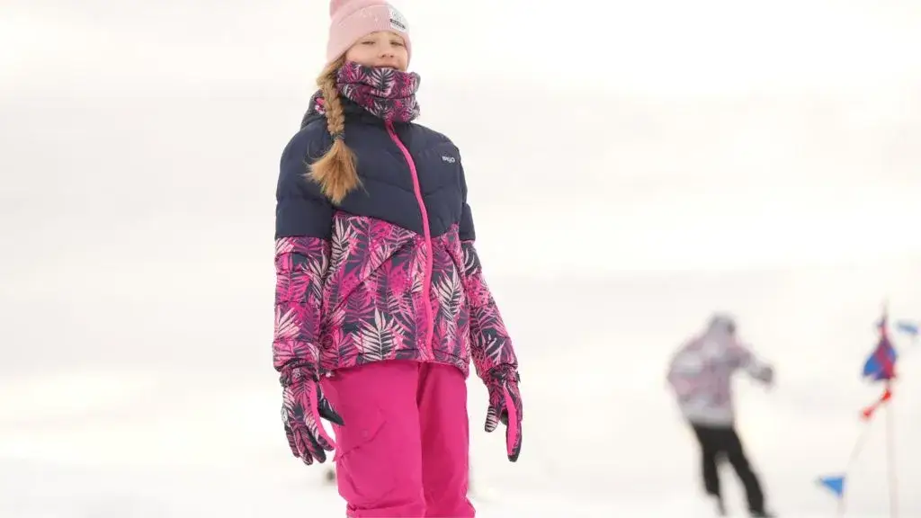 Spodnie narciarskie dla dziewczynki: Jak wybrać komfort i bezpieczeństwo?