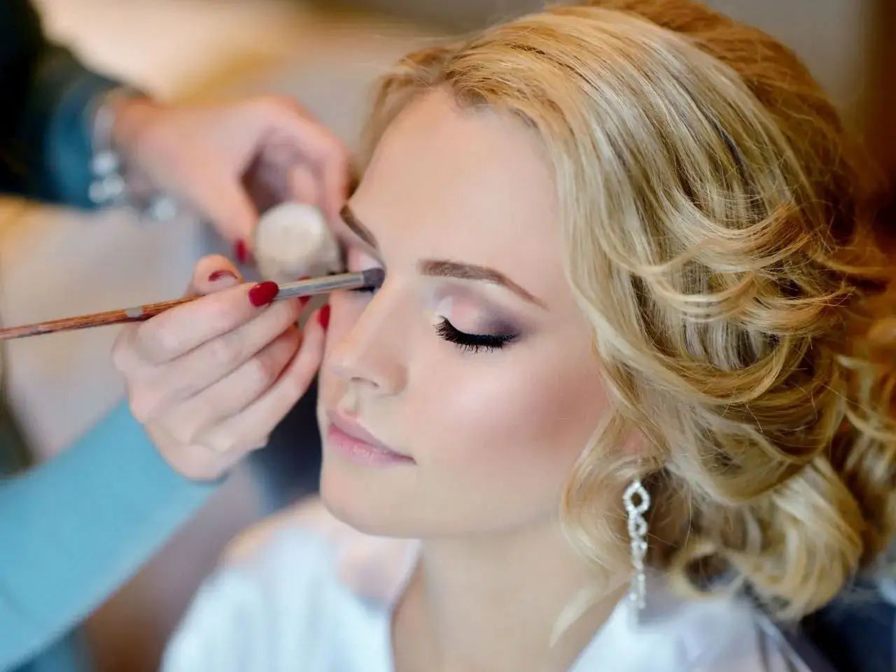 Makijaż na wesele krok po kroku: Trwały efekt, który zachwyci!