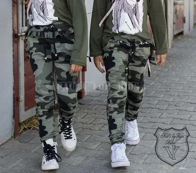 Spodnie moro dla dziewczynki: Jak nosić? Fasony i gotowe zestawy