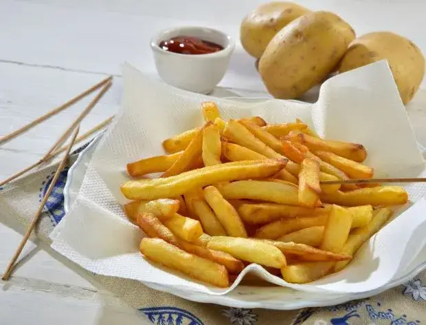 Ile smażyć frytki na patelni? Sekret chrupkości w 7-11 min.