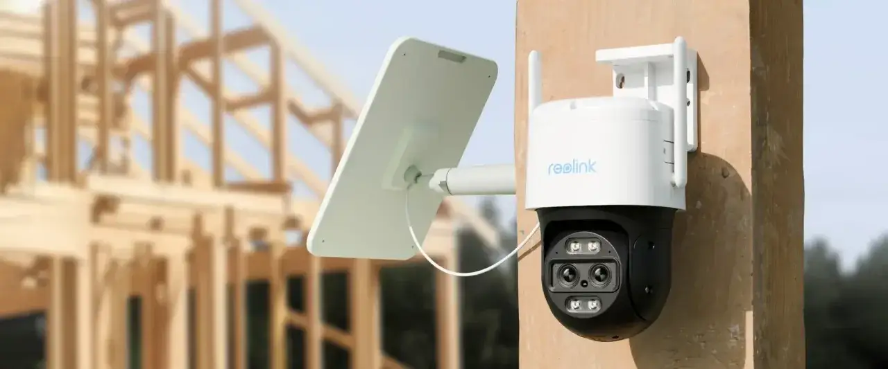 Monitoring na budowie: kamera Reolink z panelem słonecznym zapewnia bezpieczeństwo i nadzór nad postępem prac.