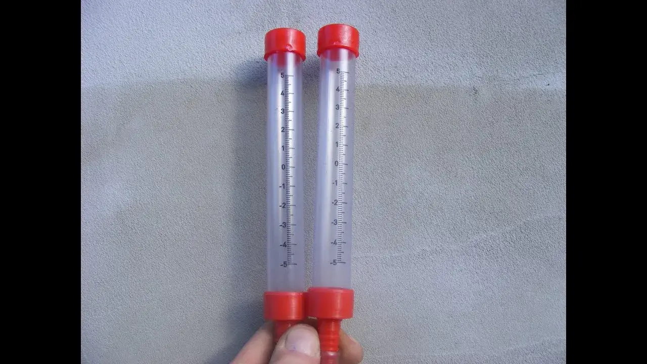 Jak zrobić poziomicę DIY? Proste metody (szlauchwaga, butelka)