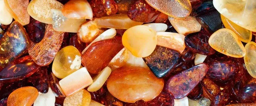 Bransoletka z bursztynu na co pomaga: Odkryj jej zdrowotne właściwości