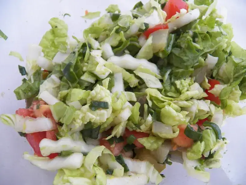 Jaką sałatkę zrobić z kapusty pekińskiej? Proste i pyszne przepisy