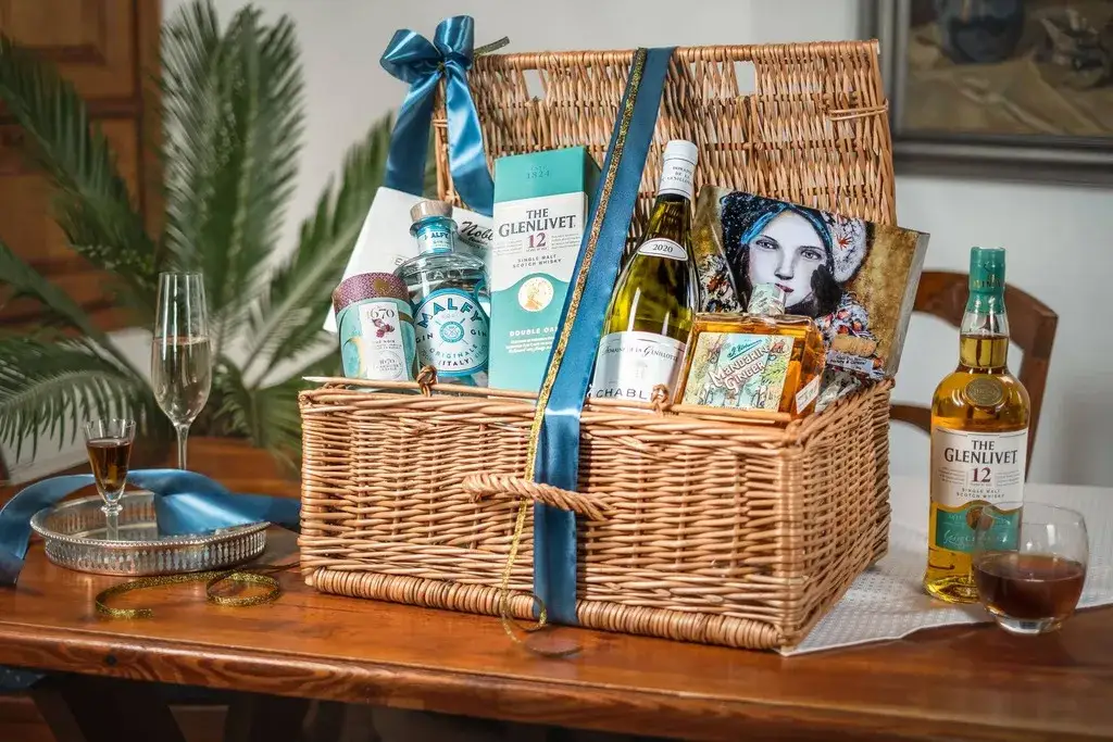 Jak udekorować butelkę z alkoholem: kreatywne pomysły na prezent