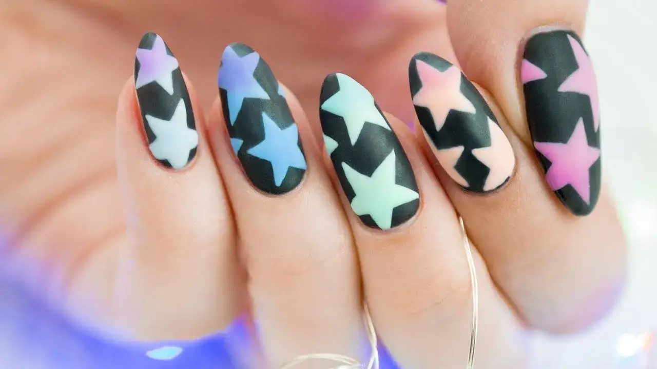 Perfekcyjne paznokcie w gwiazdki? Opanuj zdobienie krok po kroku!