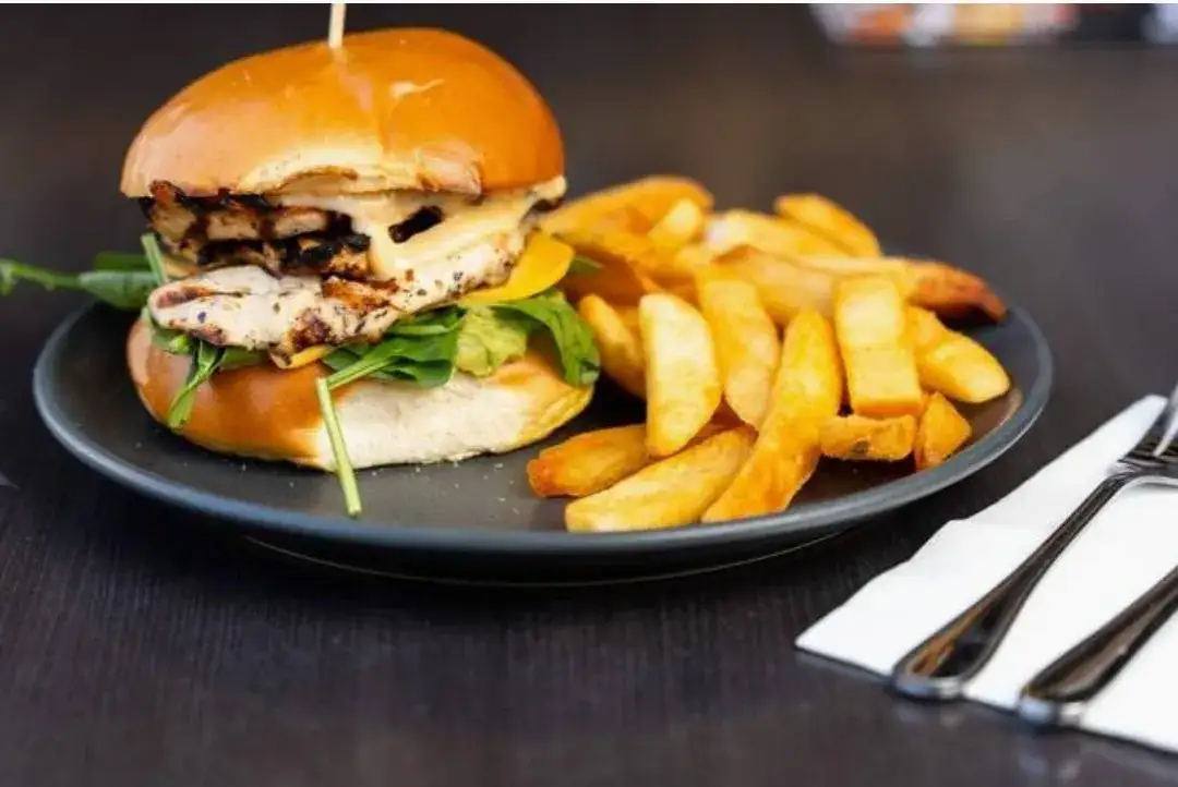 Ile kcal ma burger z kurczakiem? Zaskakujące wartości odżywcze!