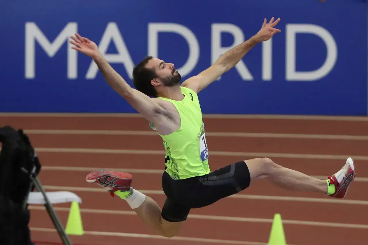 Atletas de salto de longitud: secretos de su entrenamiento y técnica