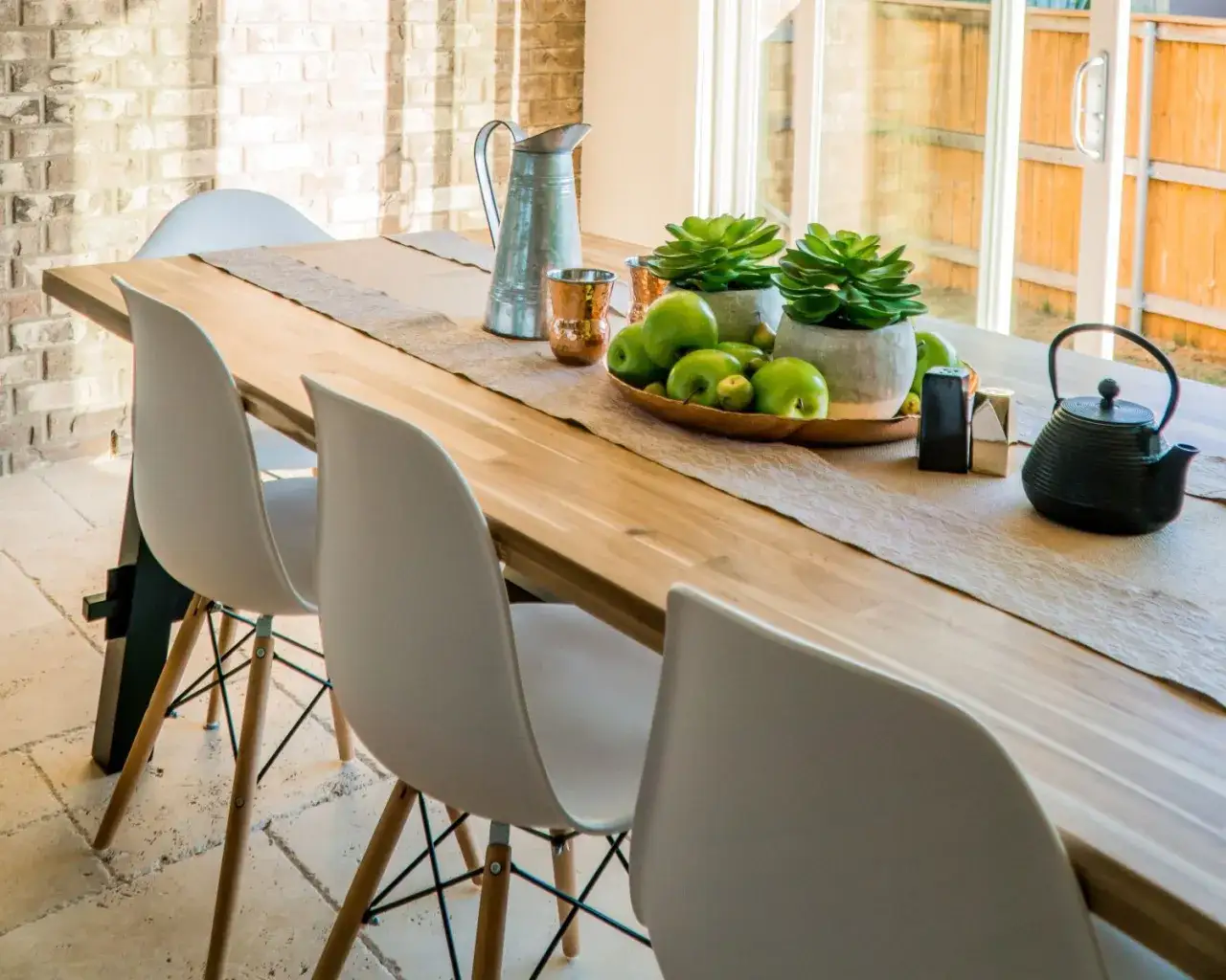 Jak podwyższyć stół? DIY, gotowe rozwiązania i ergonomia.