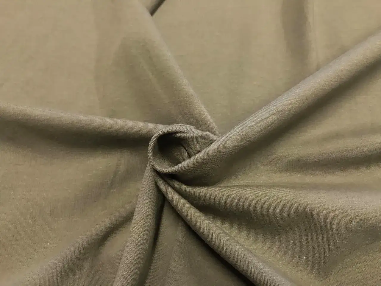 Miękka, elastyczna tkanina single jersey w kolorze khaki, idealna na koszulki.