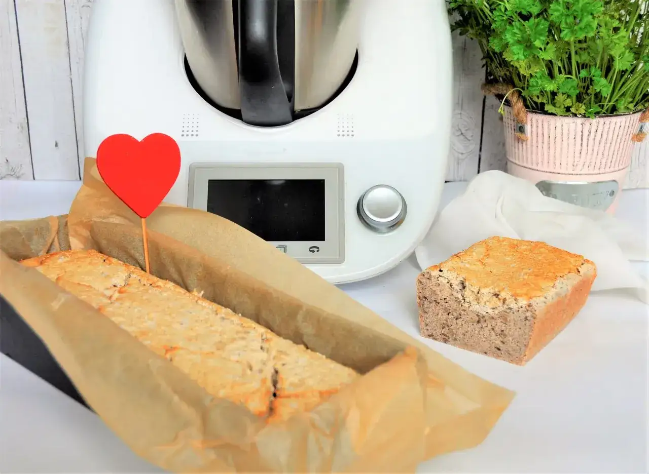 Pyszne, domowe wypieki bezglutenowe przygotowane w Thermomixie. Na zdjęciu chleb w keksówce i kromka chleba.
