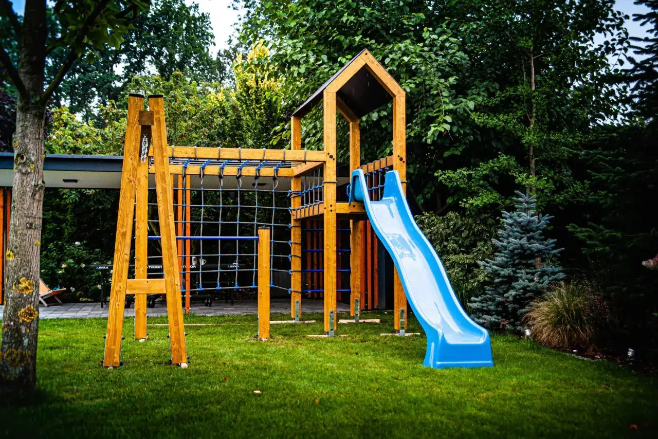 Małpi gaj dla dziecka: Jak wybrać bezpieczny plac zabaw? Poradnik.