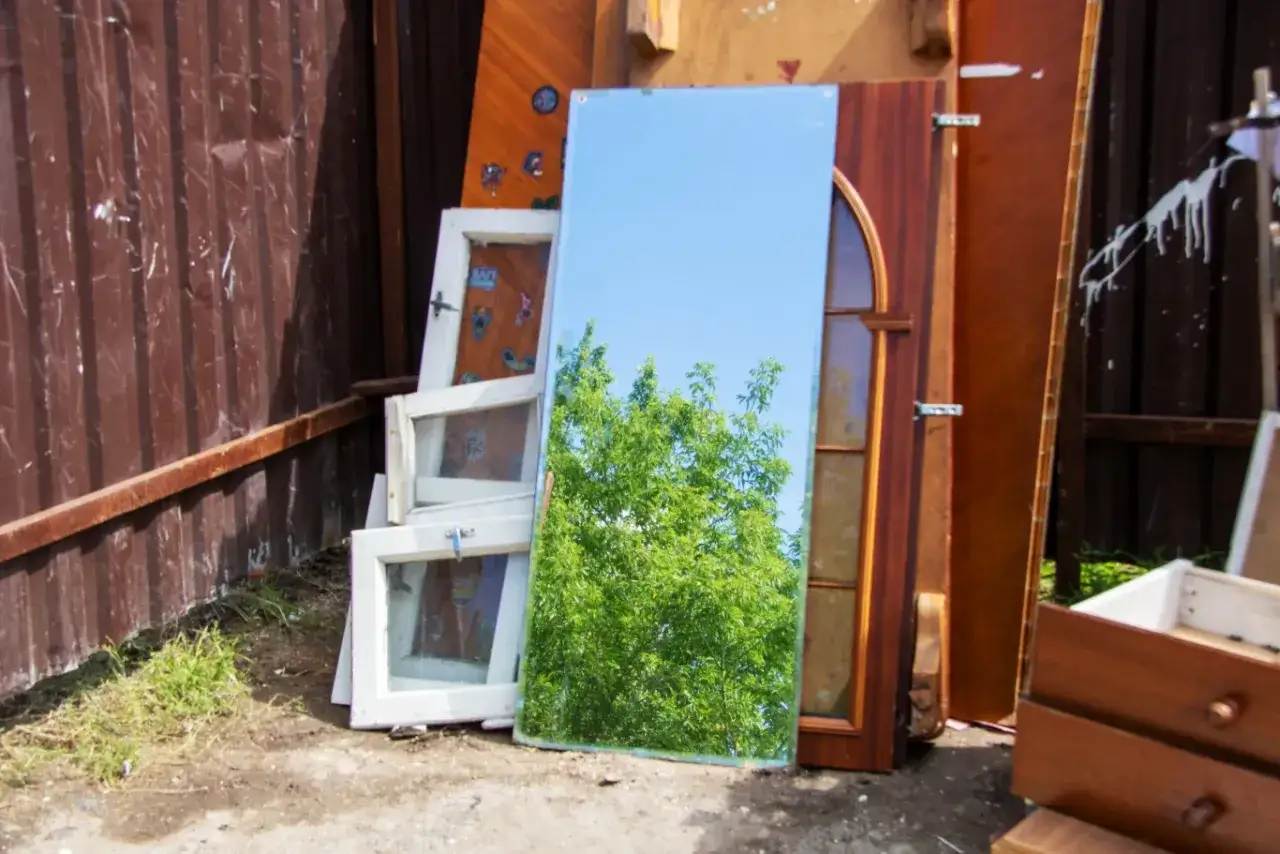 Jak wyrzucić lustro? Gdzie oddać lustro w Polsce?