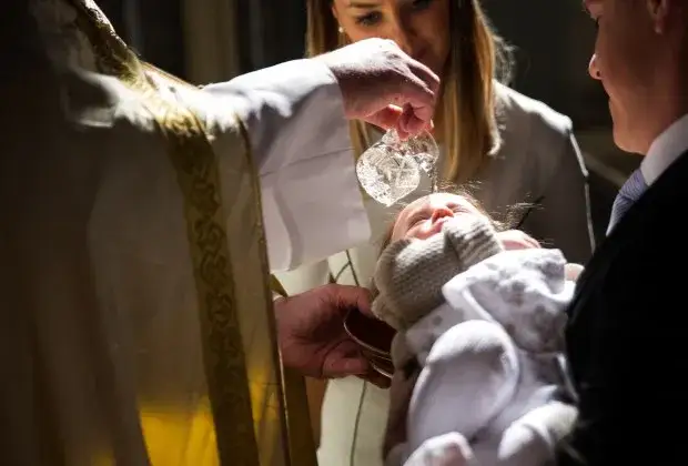 Co robi świadek chrztu podczas mszy? Zaskakujące fakty i obowiązki