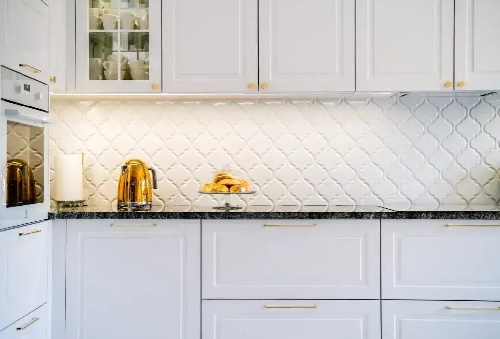 Co na ścianę w kuchni między meblami? Praktyczne i stylowe rozwiązania