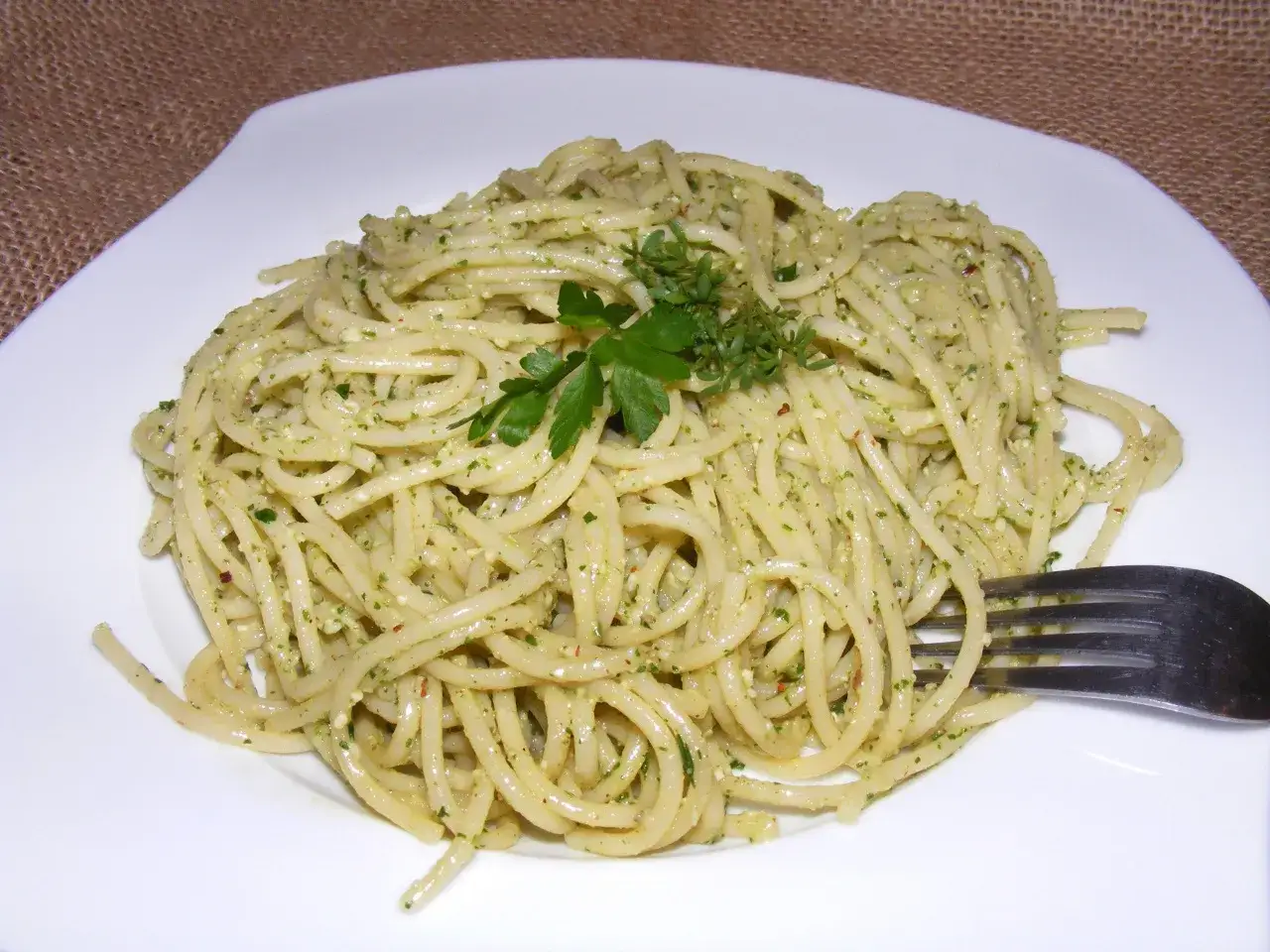 Spaghetti z pesto: przepis na idealny obiad w 15 minut. Zaskocz smakiem!