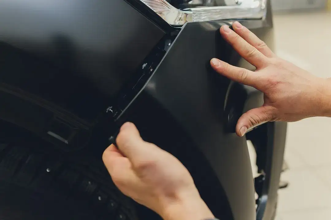 Kiedy zderzak kwalifikuje się do wymiany? Oto kluczowe objawy uszkodzeń