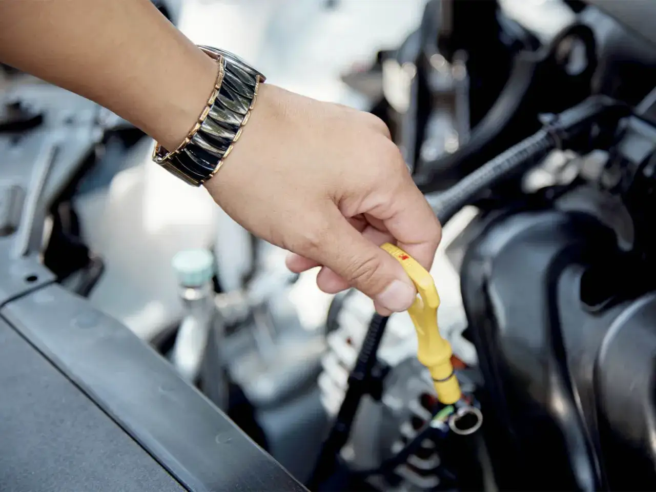 Jak sprawdzić olej w silniku i uniknąć kosztownych napraw