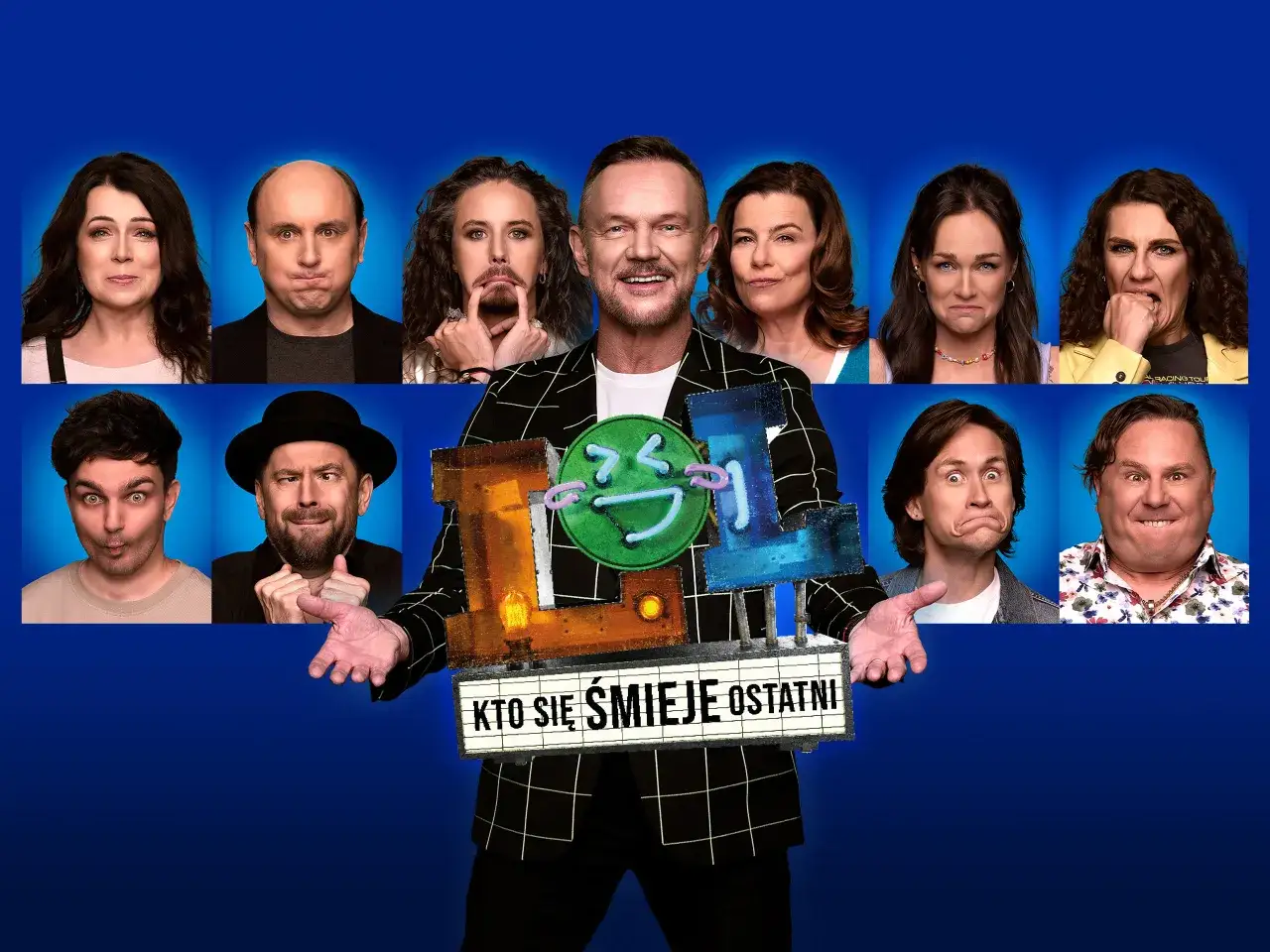 Uczestnicy programu "Kto się śmieje ostatni" prezentują zabawne miny, tworząc komediową atmosferę.