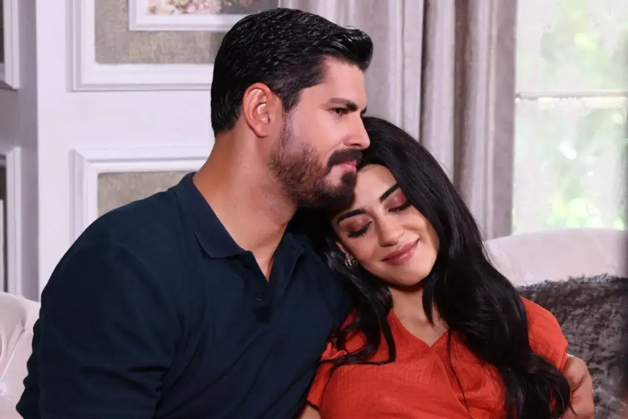 Para zakochanych z tureckiego serialu "Panna młoda". Ona opiera głowę na jego ramieniu, czując się bezpiecznie.