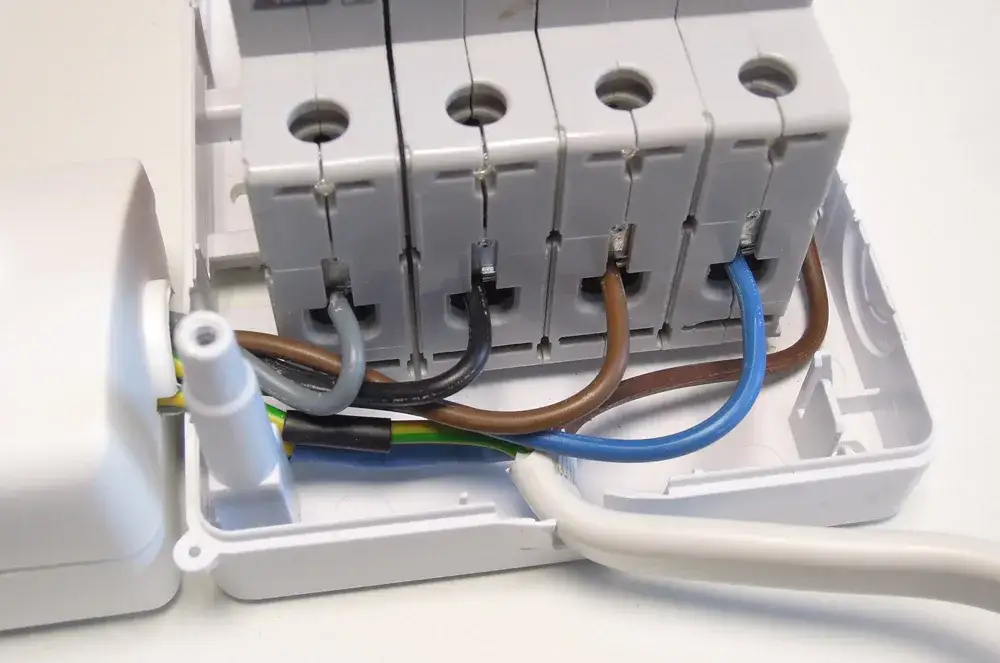 Jak dobrać bezpiecznik do gniazda siłowego 32A? Uniknij błędów i zagrożeń!