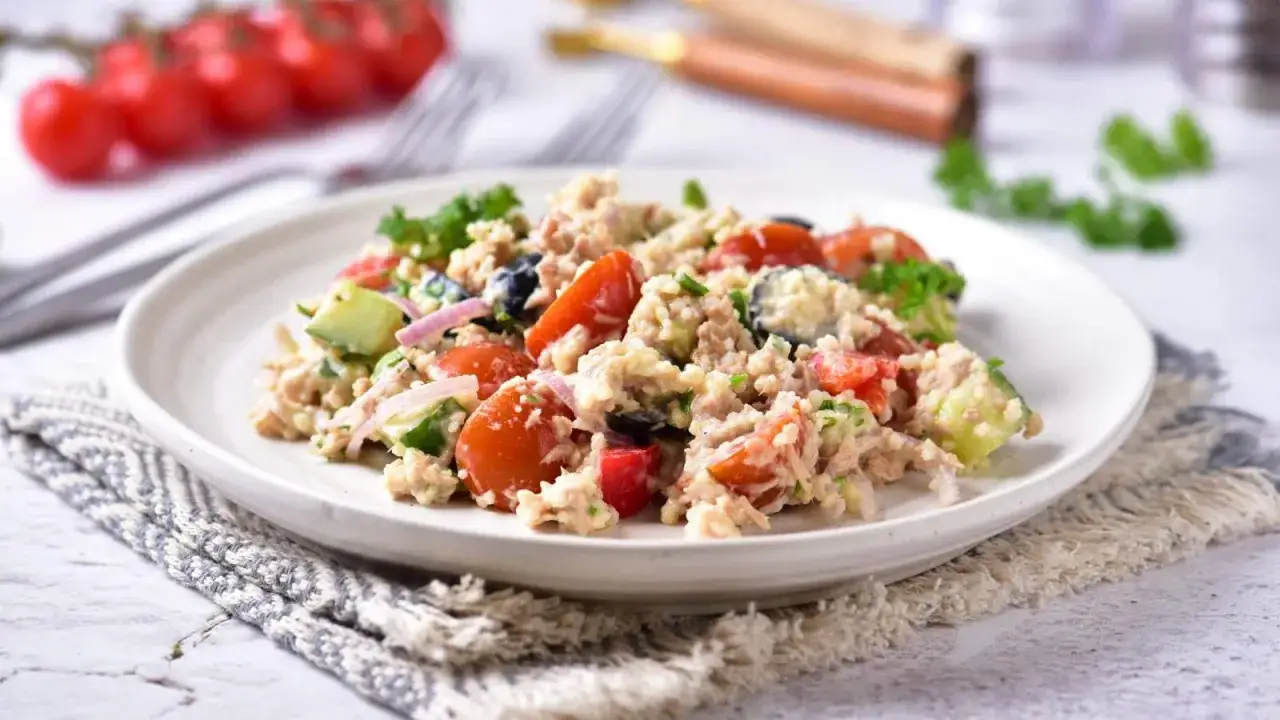 Pomysły na pyszne dania z tuńczyka w sosie własnym, które zaskoczą