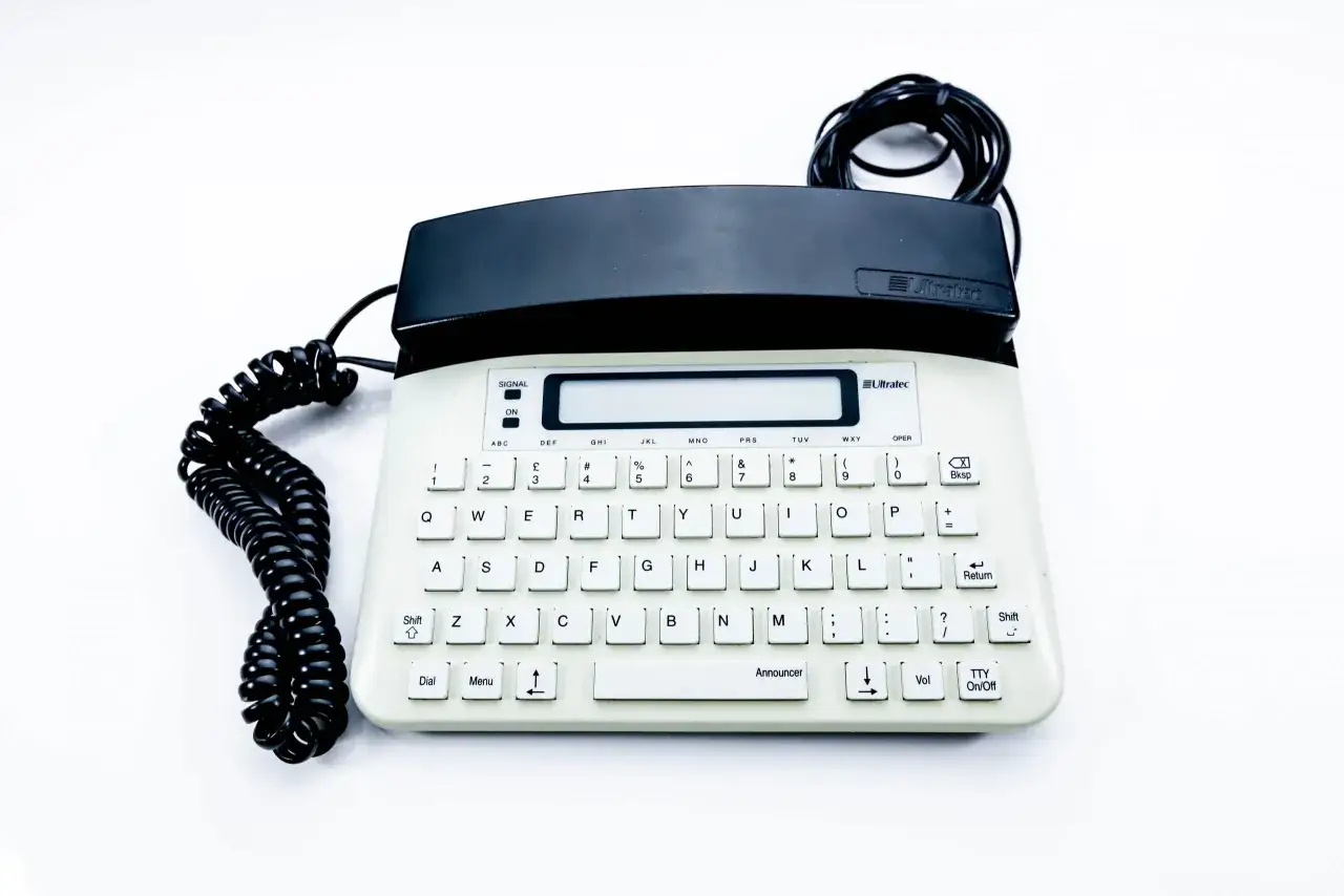 Jaki telefon dla niesłyszących? Wybierz idealny model z PFRON