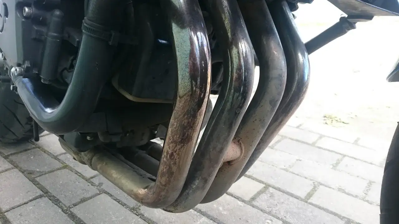 Jak skutecznie wyczyścić wydech w motocyklu i uniknąć uszkodzeń