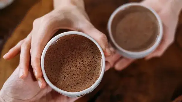 Kakao przed snem: Tuczy czy pomaga schudnąć? Poznaj fakty