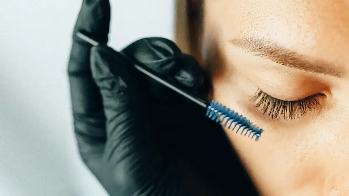 Czym zdjąć sztuczne rzęsy? Bezpieczne metody, które działają skutecznie