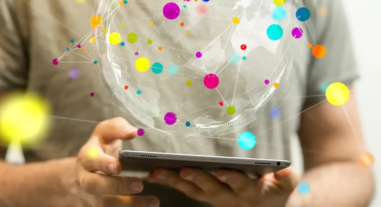 Domena internetowa: Co to? Wybierz, zabezpiecz i zrozum jej działanie.