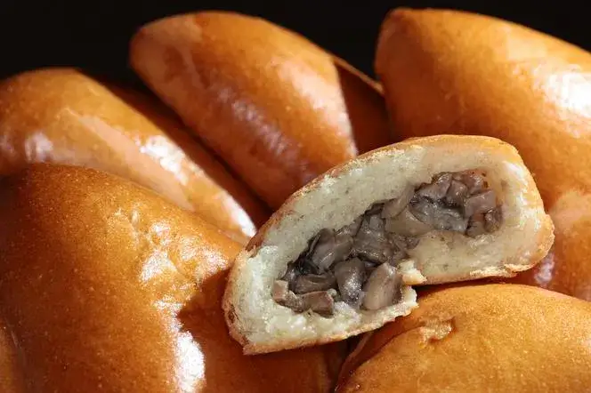 Co można zrobić z drożdży na obiad? Pyszne pomysły na dania wytrawne