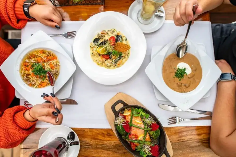 Gdzie zjeść w Ustce? Najlepsze miejsca na smaczne posiłki