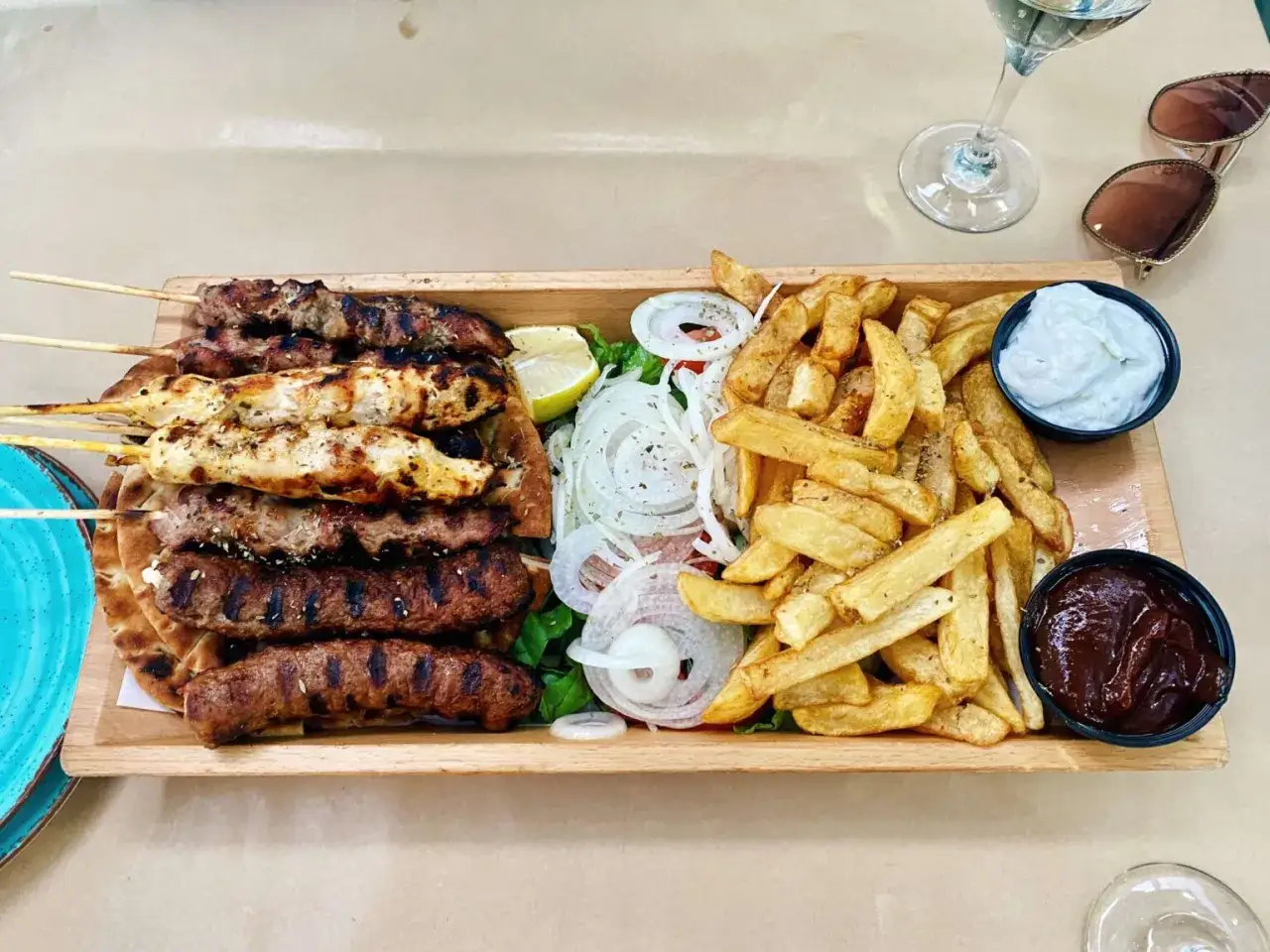 Gdzie zjeść w Larnace? Odkryj najlepsze lokale i smaki Cypru