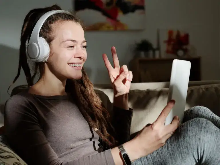 Co oznaczają dwa palce w górze? Zaskakujące znaczenia i konteksty