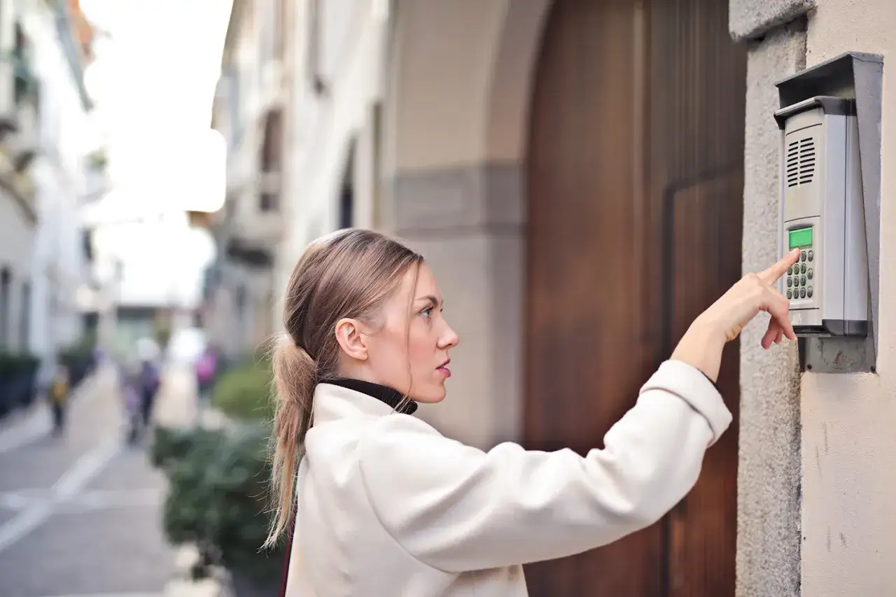 Jak otworzyć domofon? Poradnik: kody, awarie, smartfon i więcej!