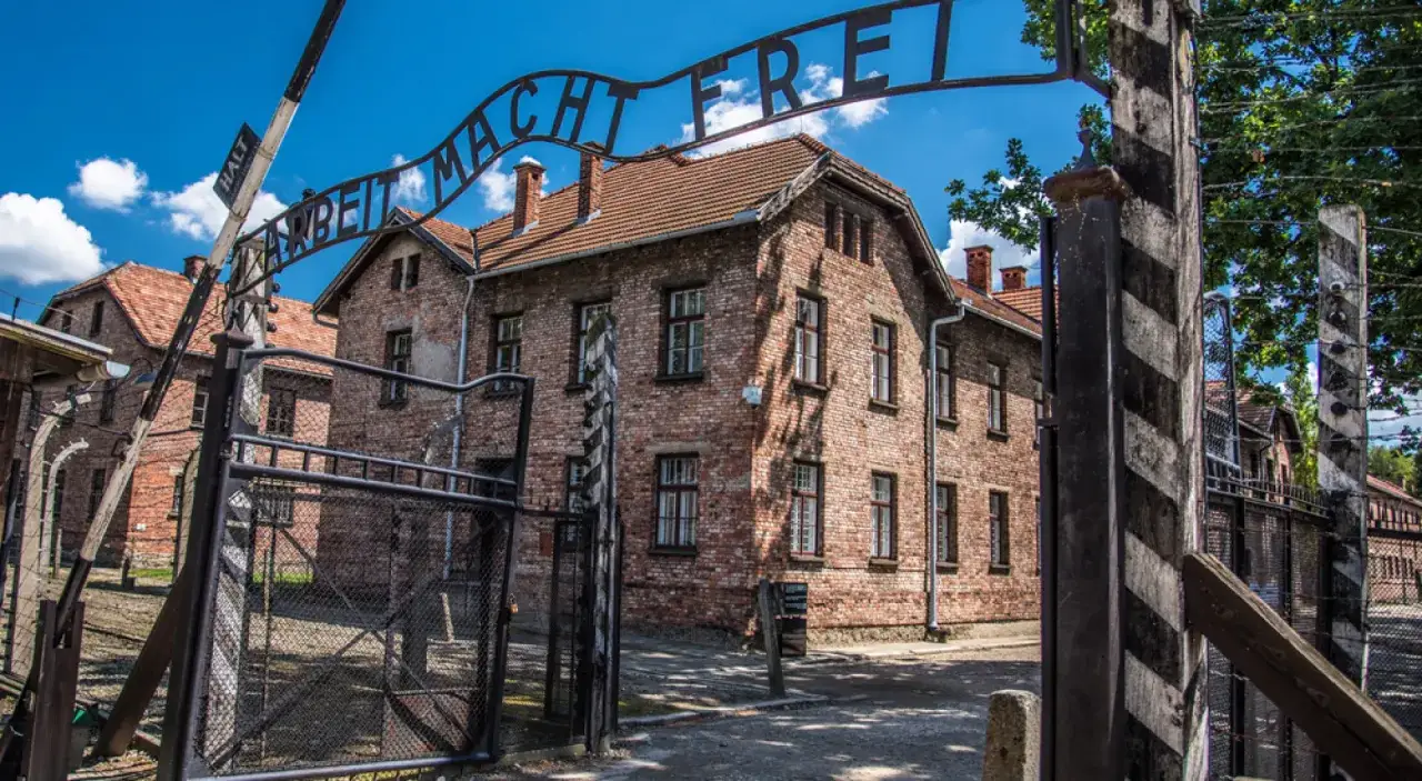 Gdzie znajdował się obóz Auschwitz? Odkryj jego tragiczną lokalizację