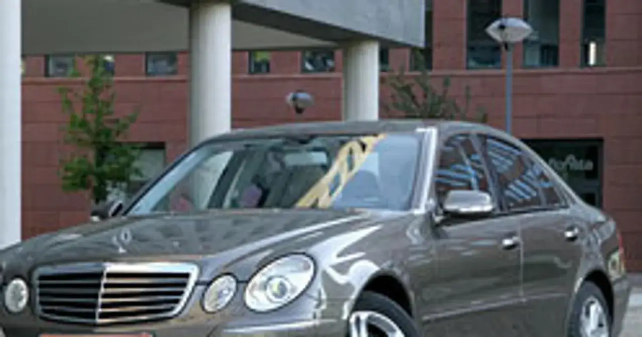 Mercedes-Benz E 320 - komfort, osiągi i porównanie wersji diesel i benzyna