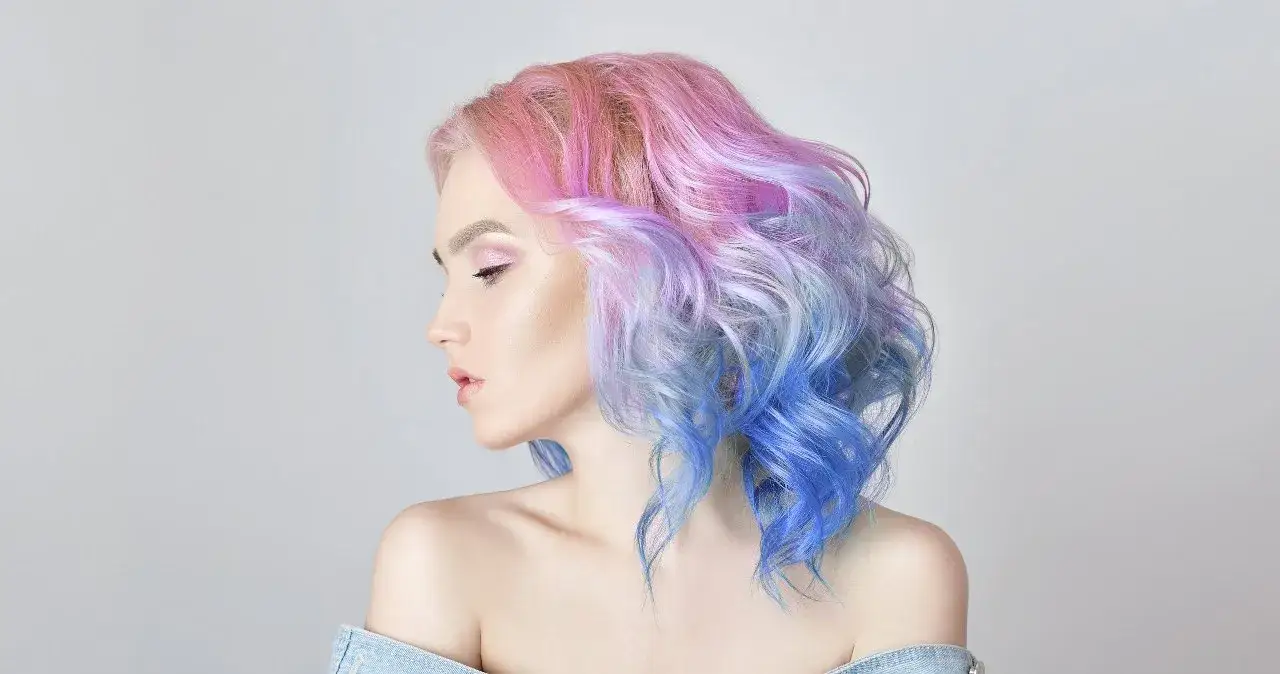 Skuteczne szampony, które zmywają farbę z włosów i ratują kolor