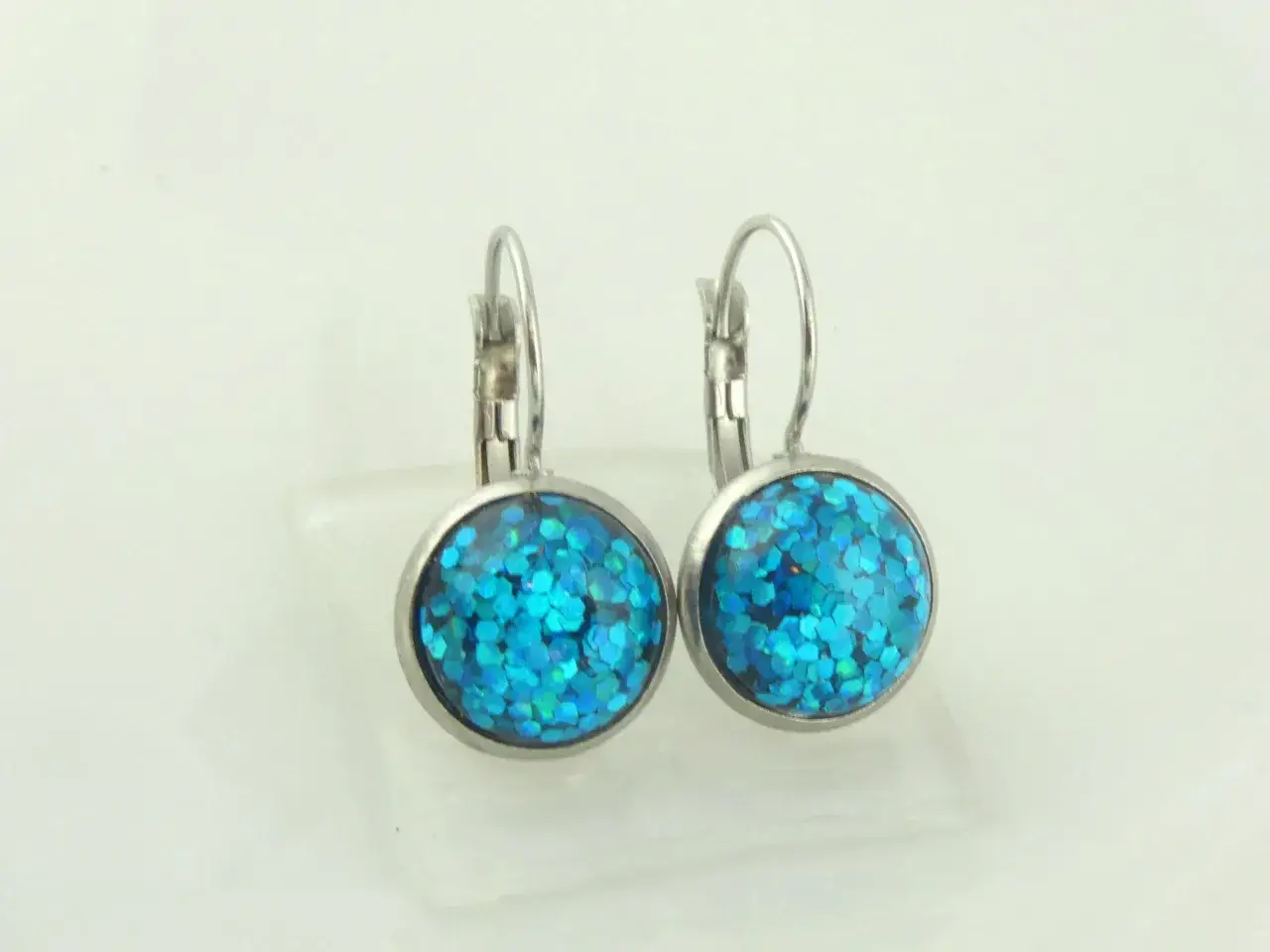 Angielskie "kolczyki": poznaj "earrings" i inne nazwy