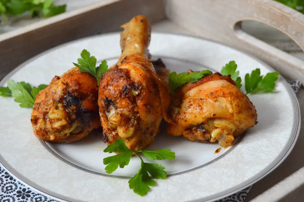 Jak idealnie piec podudzia z kurczaka w piekarniku, by były soczyste
