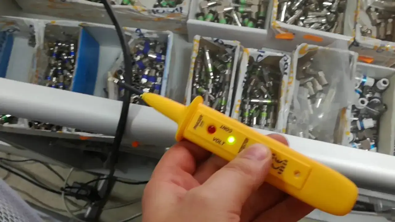 Jak sprawdzić czy w kablu jest prąd - uniknij niebezpieczeństwa porażenia