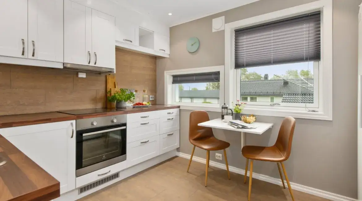 Jak urządzić wąską kuchnię z oknem, by zyskać więcej przestrzeni?