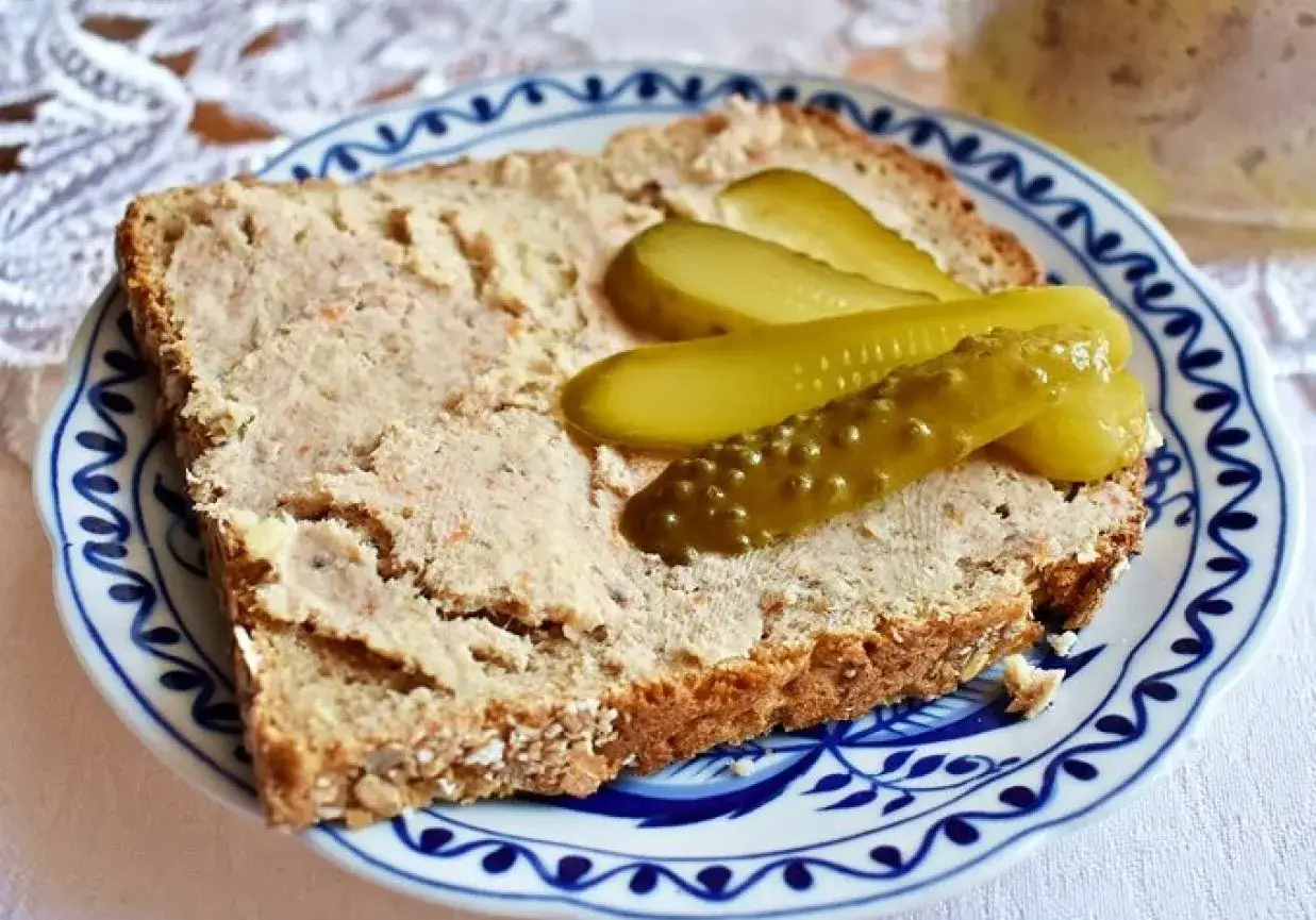 Domowy pasztet z królika w słoikach: Jak zawekować na długo?