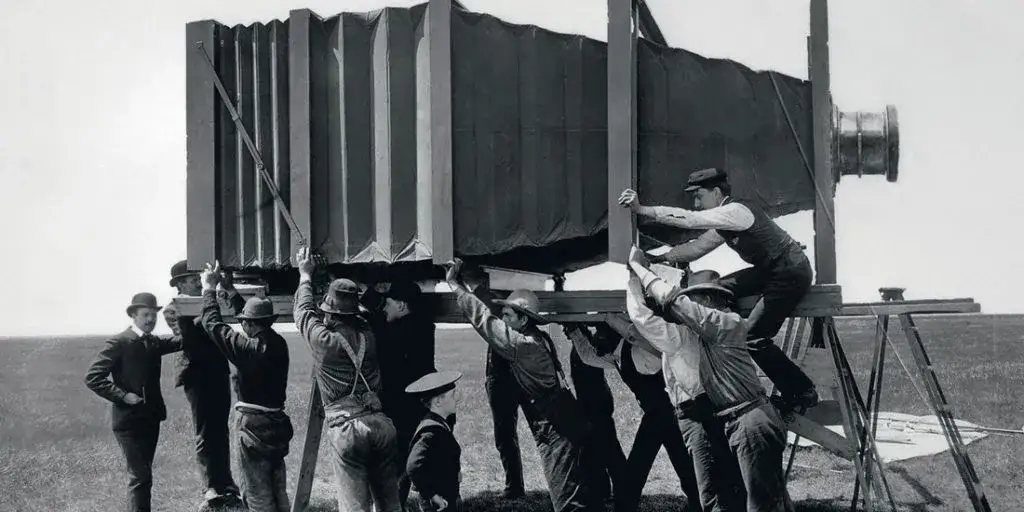 Jak wyglądał pierwszy aparat fotograficzny i co go wyróżniało