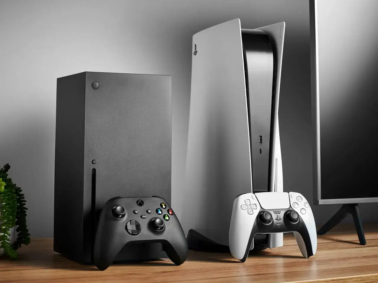 Konsola Xbox Series X i PlayStation 5 z kontrolerami na drewnianym stole.