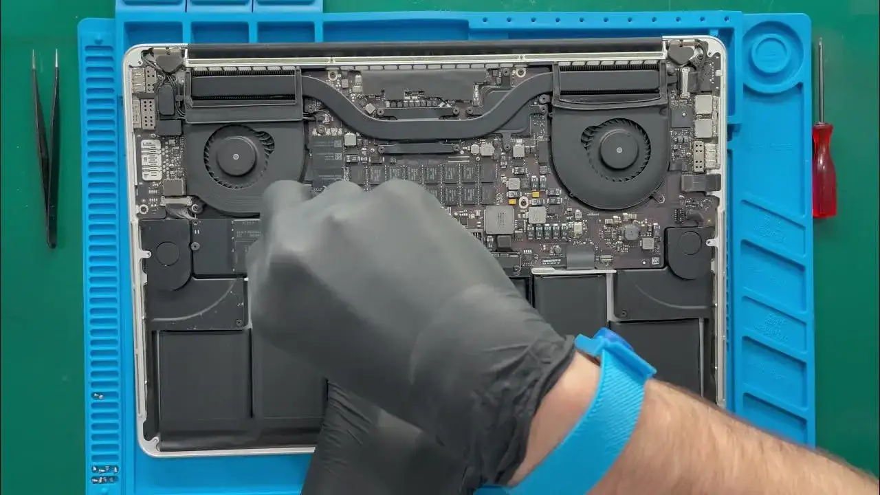 Wymiana baterii w MacBook Pro: Jak uniknąć kosztownych problemów?