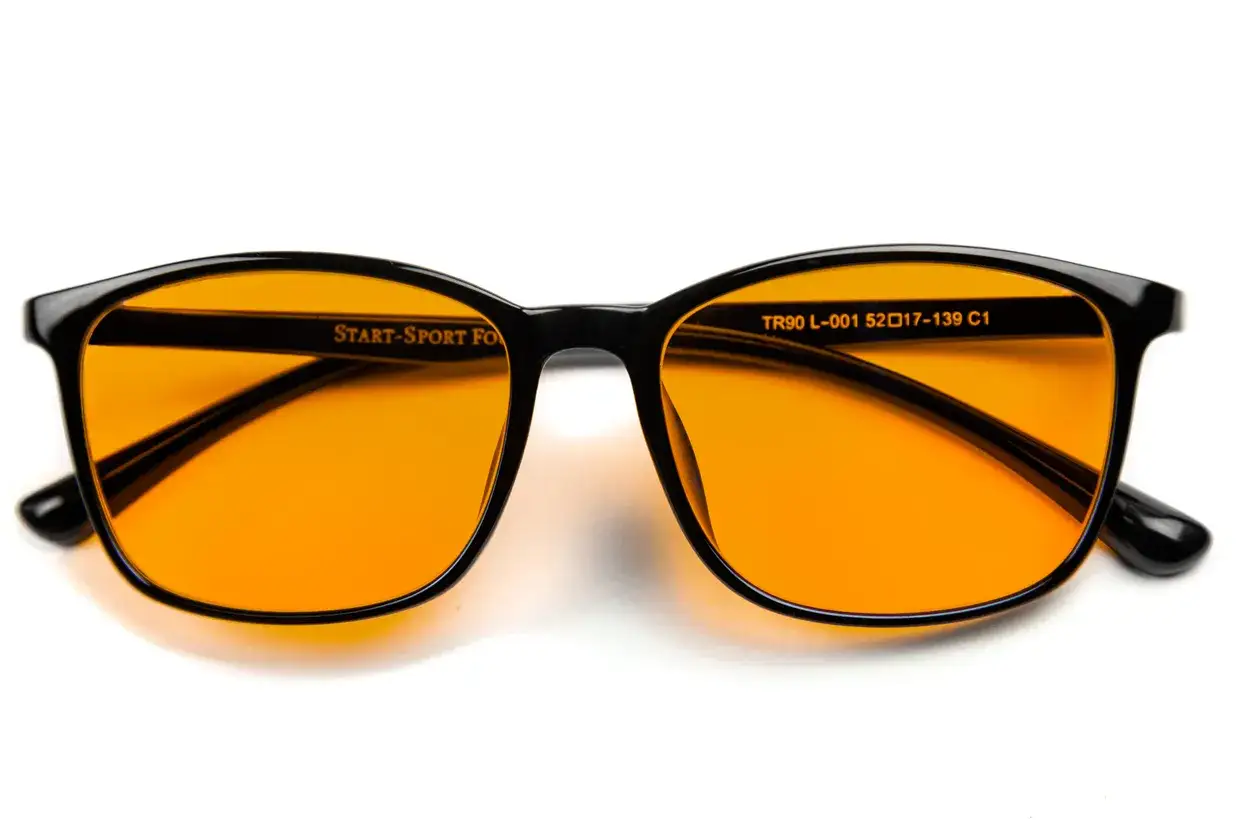 Okulary blokujące niebieskie światło: czy warto? Opinie i badania